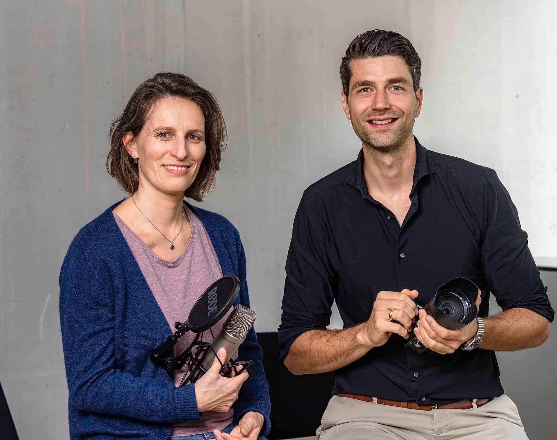 Helen Duran und Kyrill Ring aus der Munich Startup Redaktion mit Mikrofon und Kamera